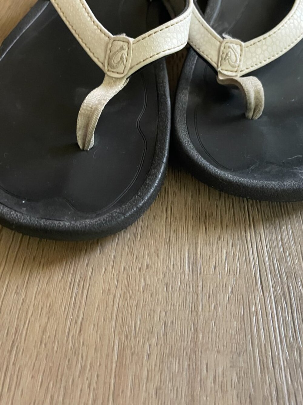 OluKai Kulapa Kai Women's Size 9 Flip Flop Thong Sandals White Leather! - Picture 2 of 6